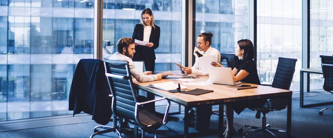 foto de pessoas se reunindo em uma sala, sentadas em volta de uma mesa de negocios